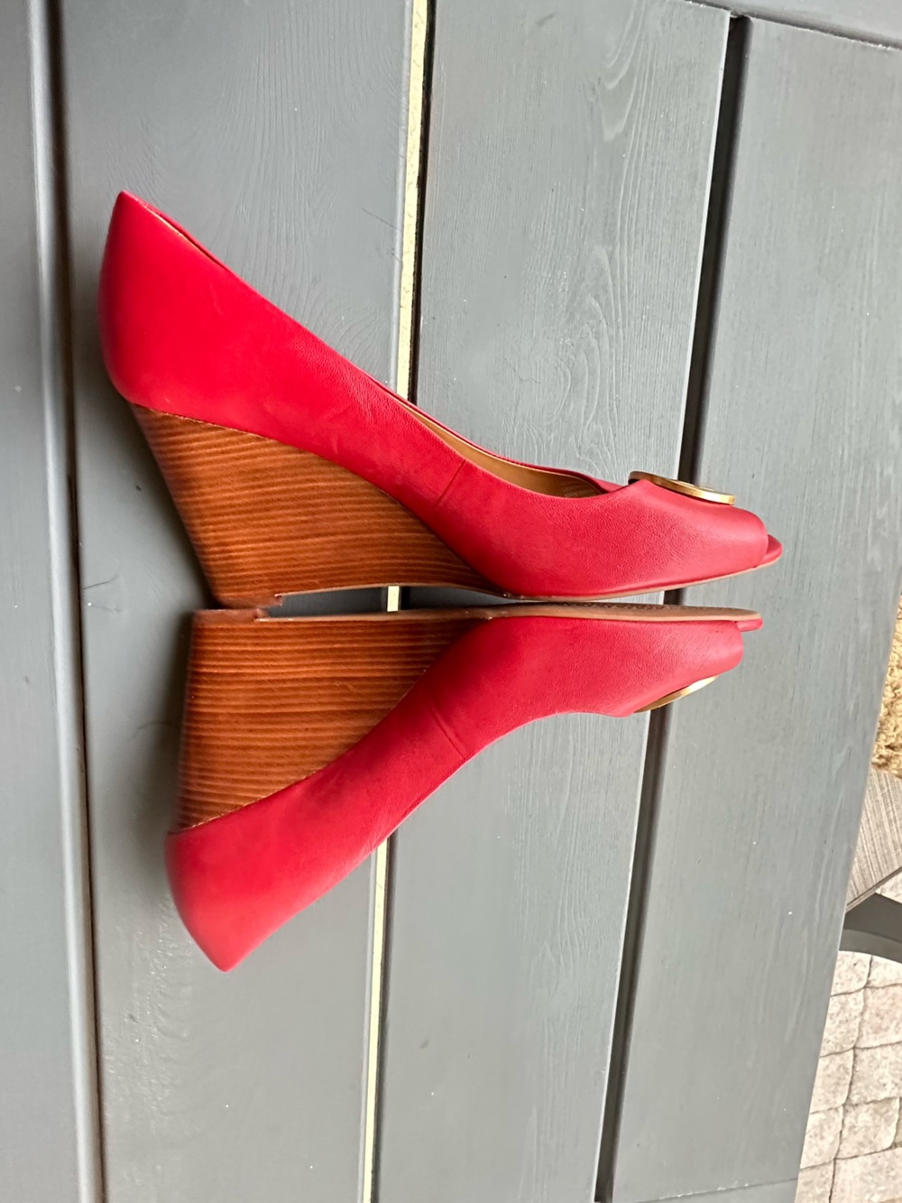Tory Burch Red Leather Peep-Toe Heels with Gold Medallion size 10 - Picture 7 of 9